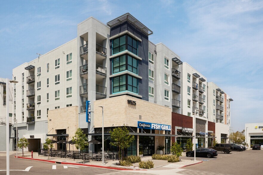 Building Photo - Symmetry