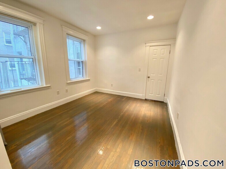 Building Photo - 111 Park Dr