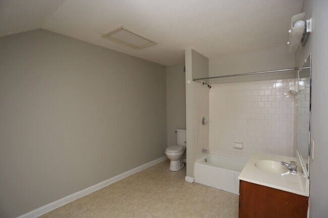 Building Photo - 3 Bedroom at Countryside