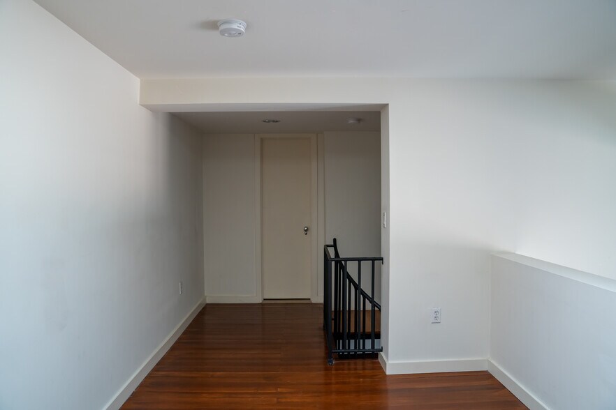 Building Photo - 257 S Spring St
