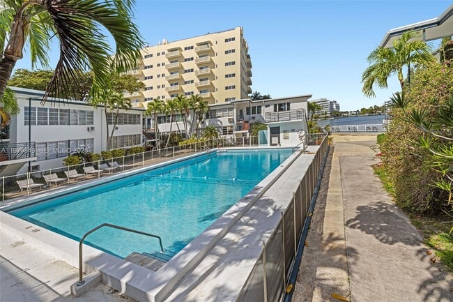 Building Photo - 4710 Pine Tree Dr