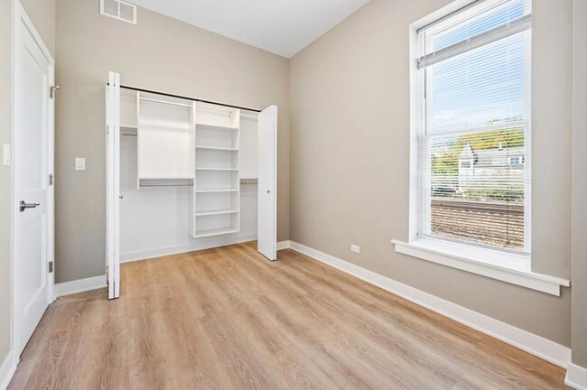 Building Photo - 2 bedroom in Chicago IL 60657