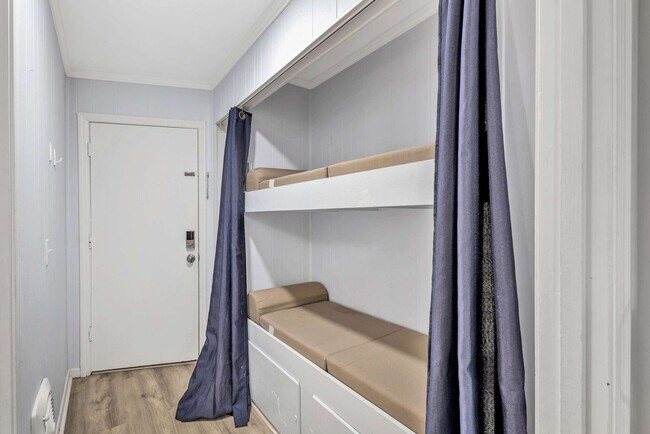 Building Photo - 23 S Forest Beach Dr