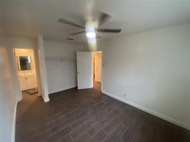 Building Photo - Spacious 3/2 duplex with a garage