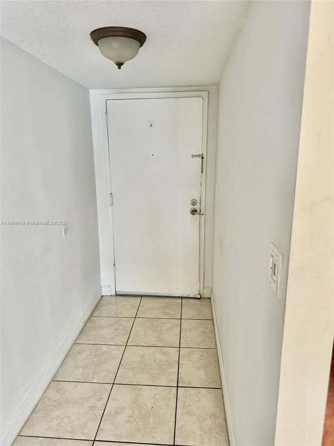 Building Photo - 10431 N Kendall Dr