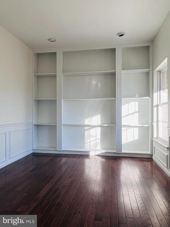 Primary Photo - 102 Sweethollow Dr