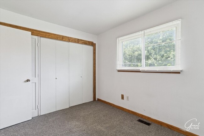 Building Photo - 3 bedroom ranch $1300 - Lease Special