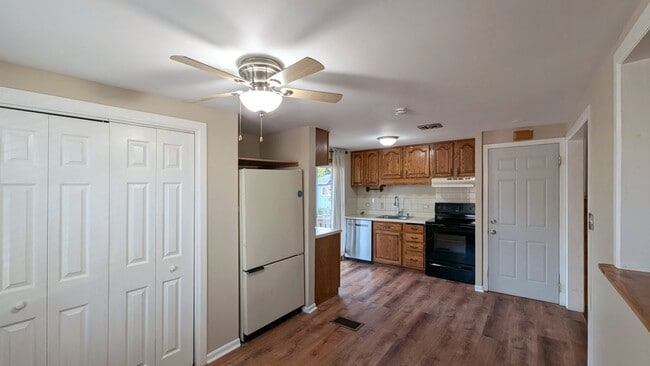 Building Photo - 3 bd 1 3/4 bath home Crest Hill