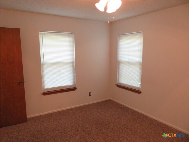 Building Photo - 139 Lone Oak St