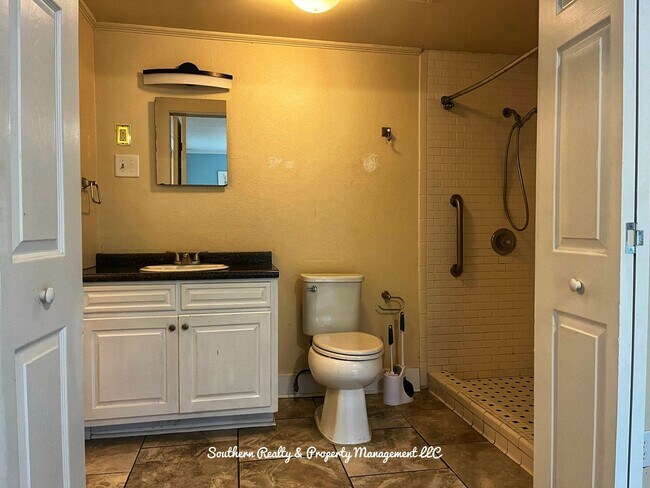 Building Photo - Cherry Street Triplex, Mgm