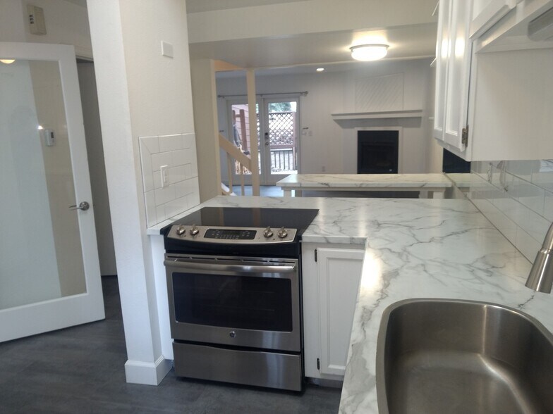 Building Photo - 3147 Bell Dr