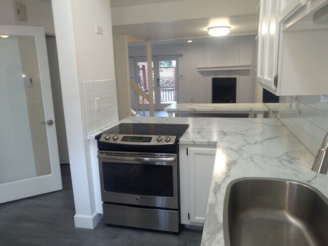 Building Photo - Beautifully Updated Cattail Cove West - 3B...