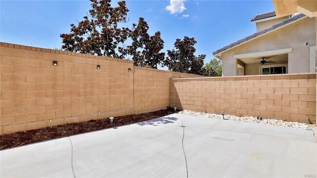 Building Photo - 2832 E Clementine Dr