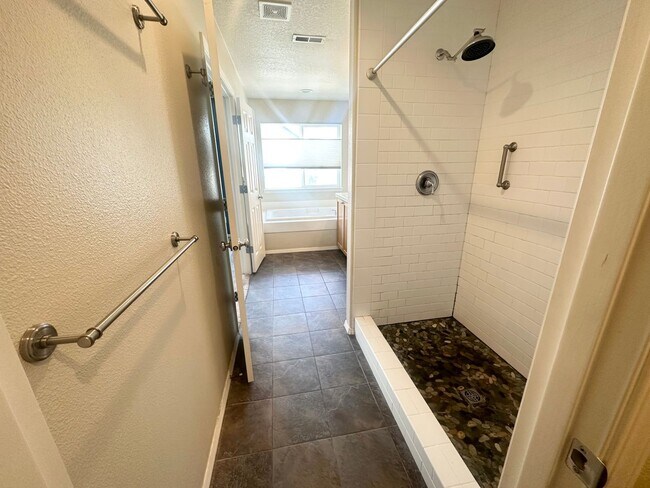 Building Photo - 3 Bedroom Beaverton Home with A/C!