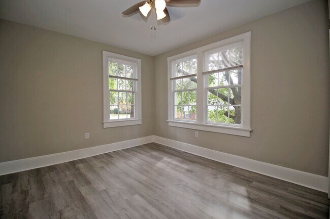 Building Photo - Spacious Student Home in Melrose Heights –...