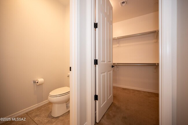 Building Photo - 5758 S Clonmellon Ave