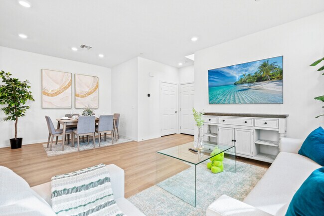 Building Photo - Fully Furnished with appliances Ontario Townhouse