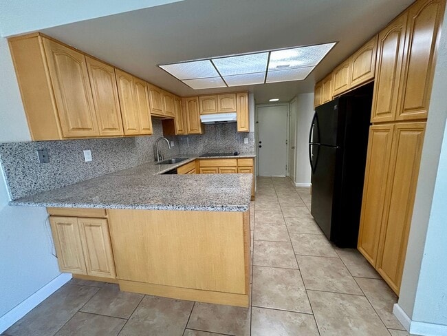 Building Photo - Updated townhome in the heart of Fremont
