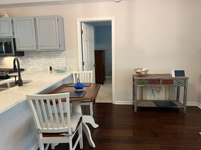 Building Photo - Lovely Condo in Shipyard with a Garage