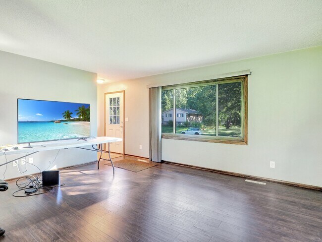 Building Photo - 3 bed Rambler on huge lot