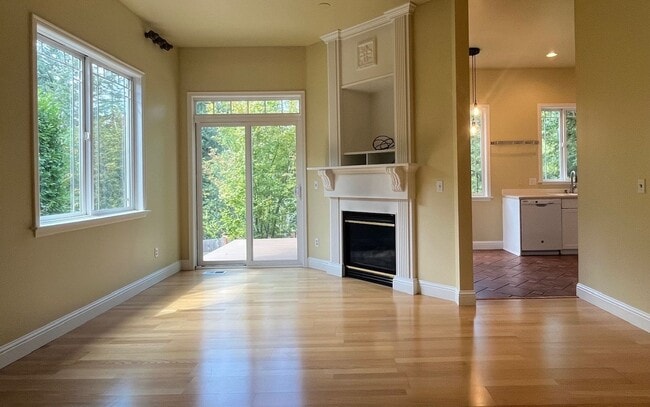 Building Photo - Modern 2-Bed, 2-Bath Condo in Klahanie – E...