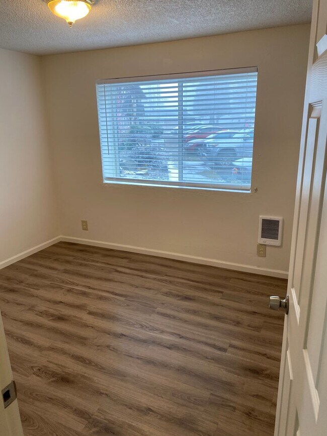 Building Photo - (905) Draper Arms Apartments - 2 Bedroom / 1 Bathroom (UPDATED)