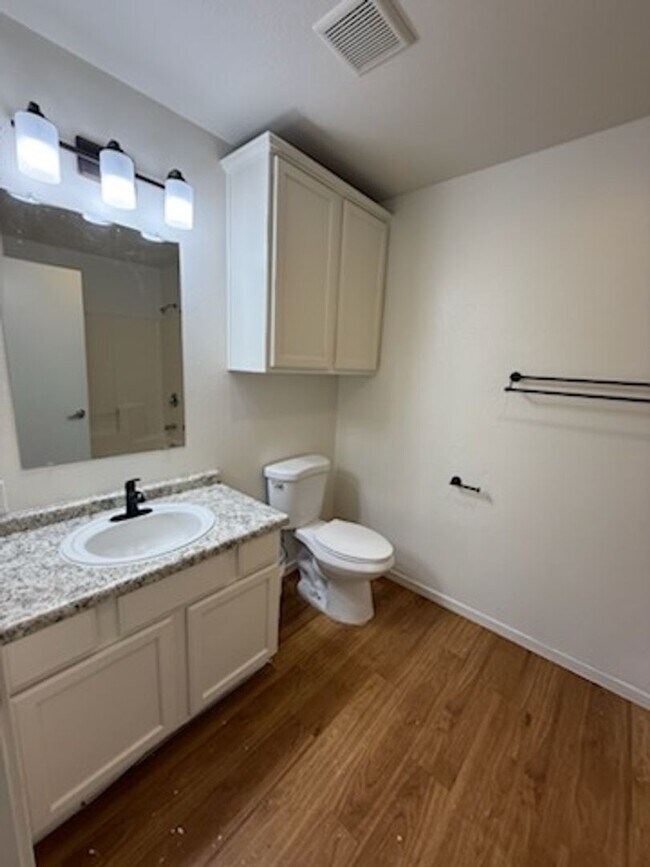 Building Photo - 1 Month Free - Upstairs 2 Bedroom Apartment