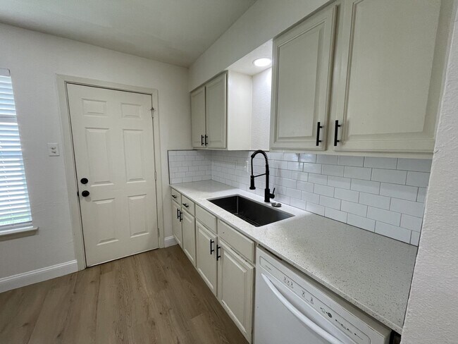 Building Photo - 204 Hosack St