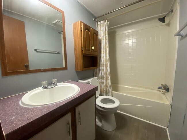 Building Photo - 2 Bedroom 1 Bath Mobile Home in Greenevill...