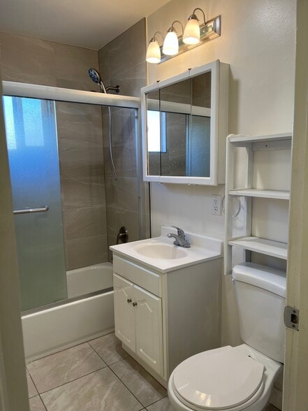 Bathroom - 921 Sherman Oaks Dr