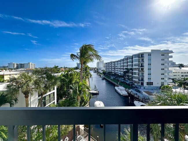 Building Photo - 4800 Bayview Dr