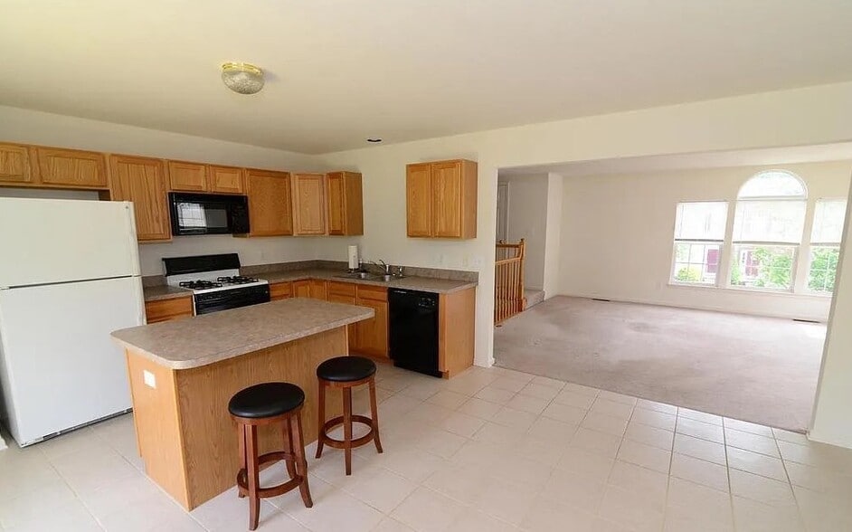 Kitchen - 455 Madison Dr