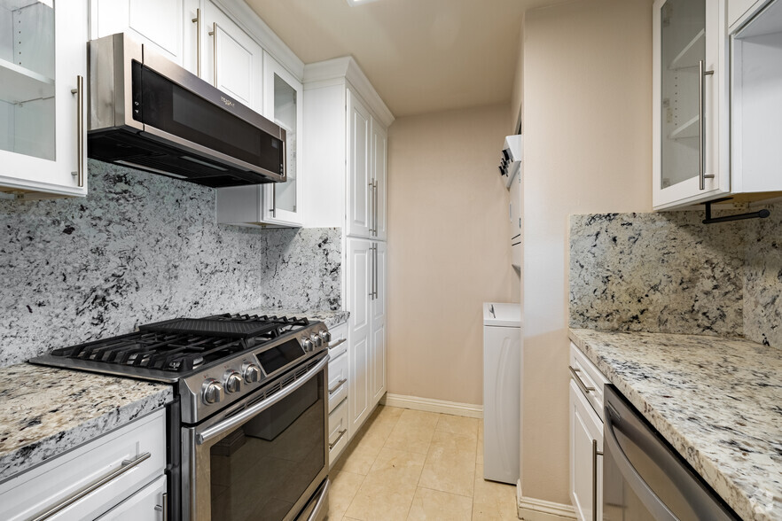 5BR, 5BA - 3,000SF - Kitchen - Duane Heights Apartments