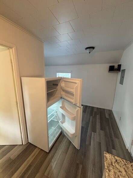 Fridge - 130 Grafton Ave