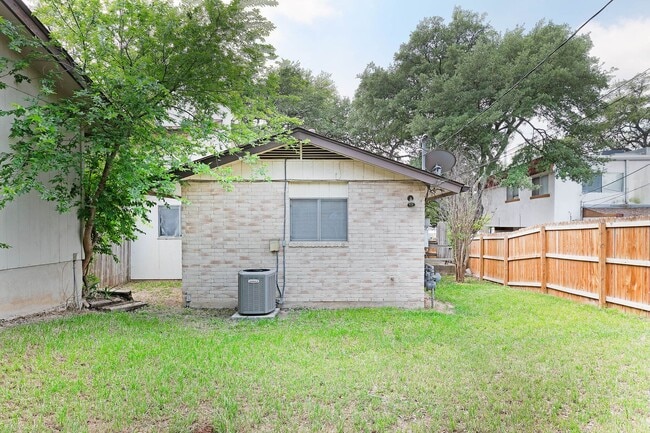 Building Photo - Leon Valley~Spacious 2 Bedroom~Updated Kitchen with Stainless Steel Appliances~2 Car Garage~Backyard