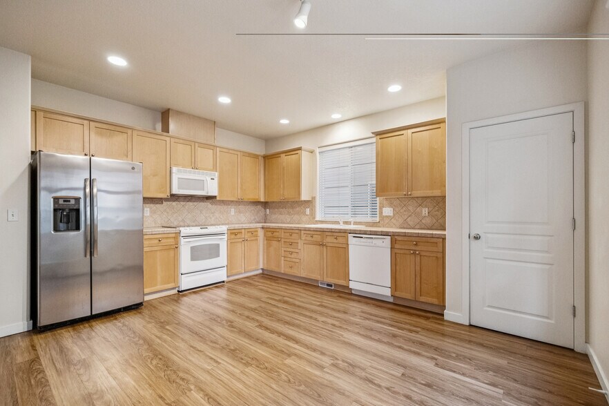 Building Photo - 325 NW 209th Ave