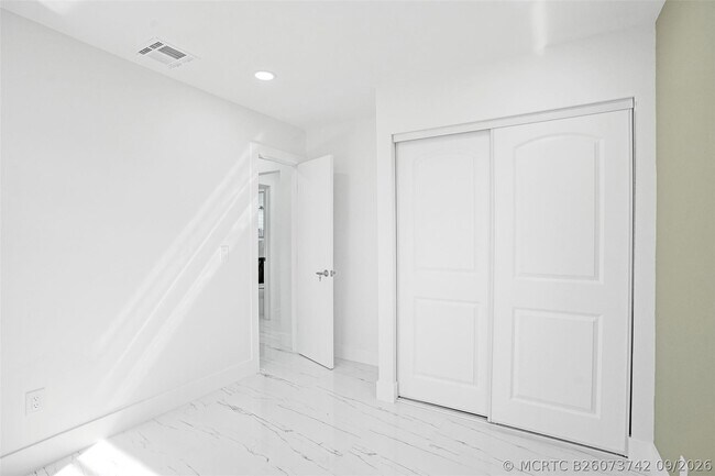 Building Photo - 1437 SW 1st Ave