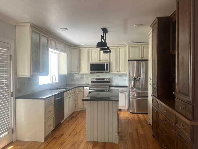 Building Photo - 598 N 300 W