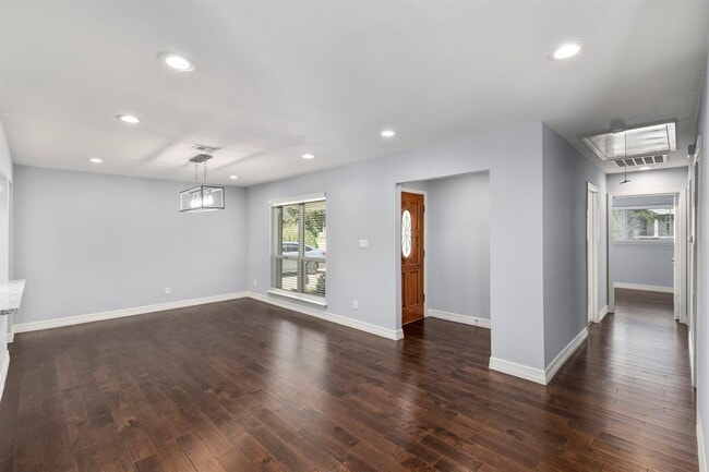 Building Photo - 5431 Maple St