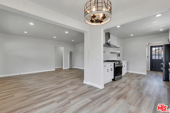 Building Photo - 713 W 118th St