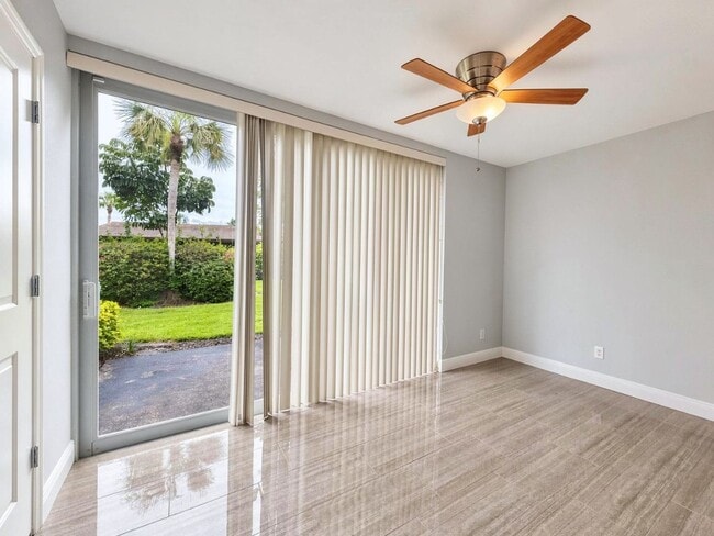 Building Photo - 681 Palm View Dr