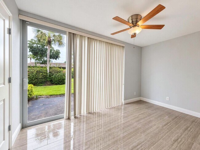 Building Photo - Remodeled First-Floor Condo Available Now in Naples