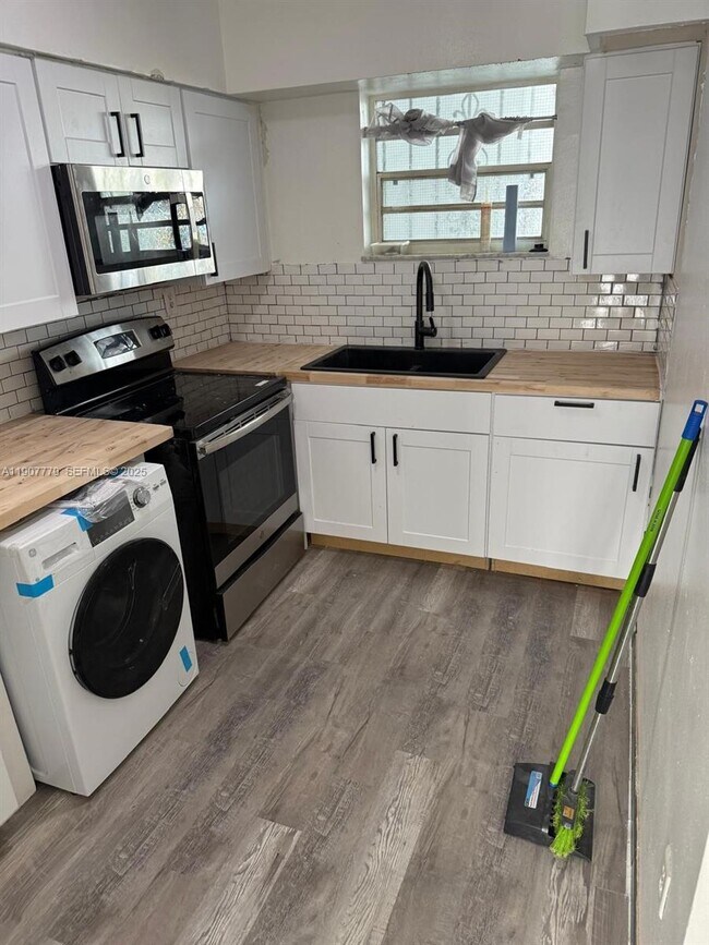 Building Photo - 2498 SW 17th Ave