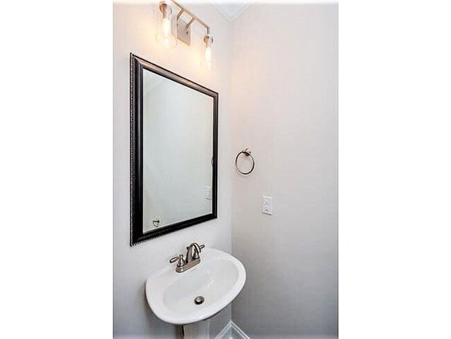 Building Photo - Conveniently Located Townhome for Rent. Av...