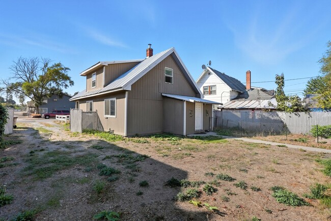 Building Photo - 2409 E Queen Ave