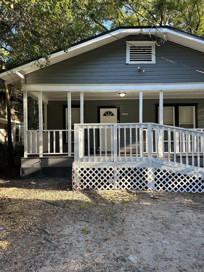 Building Photo - Fully Renovated 2/1 -Single Family Availab...