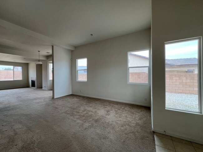 Building Photo - Beautiful 3 Bedroom 2 Bathroom House with ...