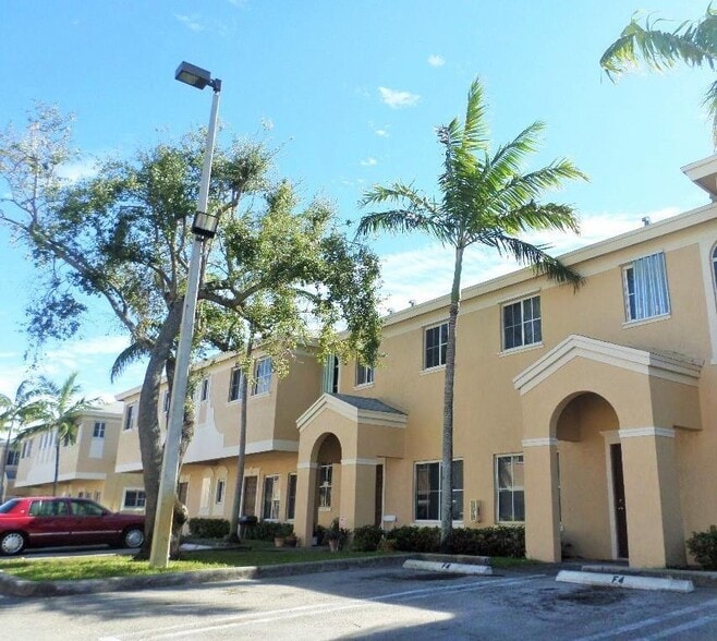 Primary Photo - 3926 SW 52nd Ave