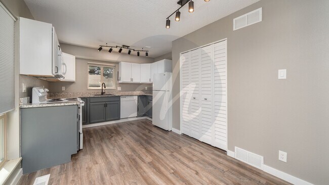 Building Photo - Updated ranch style condo in Vista Grande