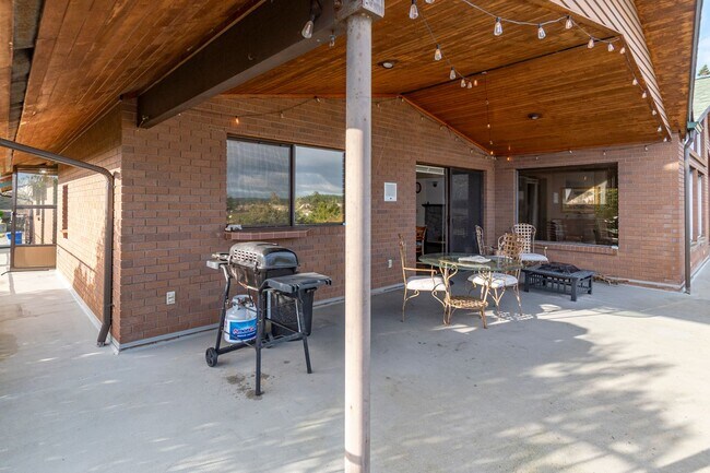 Building Photo - 3 Bedroom 2.5 bathroom spacious home with views of marina and downtown Oak Harbor